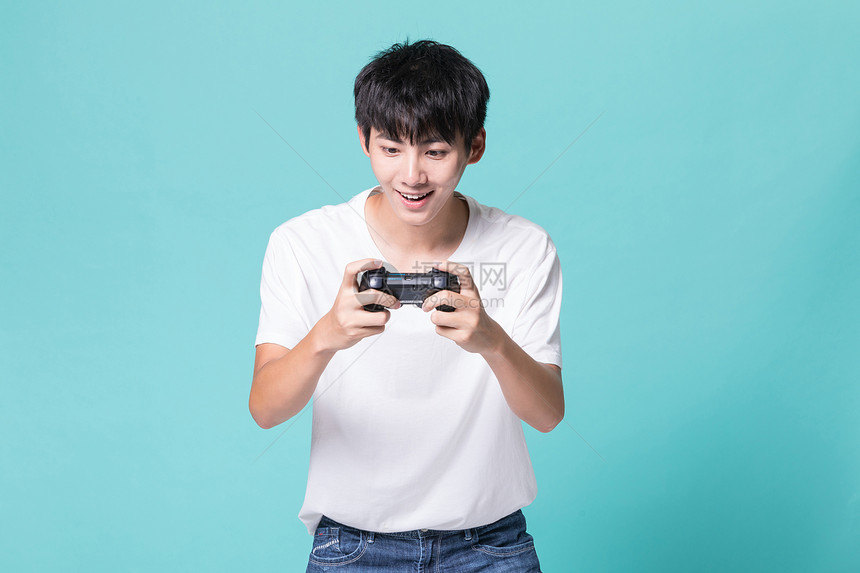 青年男性玩游戏机图片