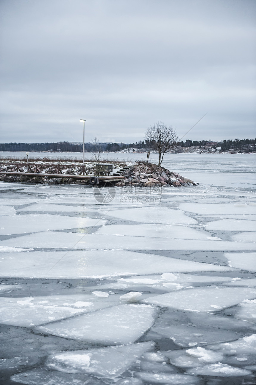 芬兰堡码头浮冰河面图片