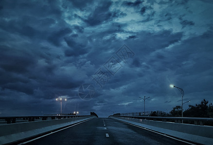 背景深蓝暴风雨天深蓝忧郁的天桥和路灯背景