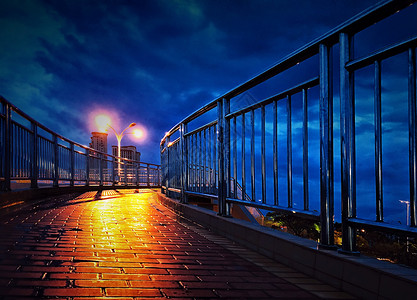 深蓝城市暴风雨天深蓝忧郁的天桥和路灯背景