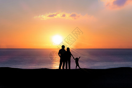 一家人海滩夕阳下一家三口人物剪影设计图片