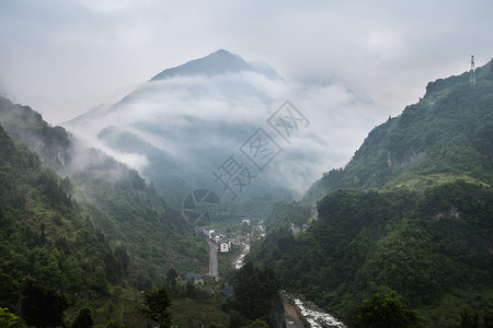 云山雾绕的神农架林区高清图片