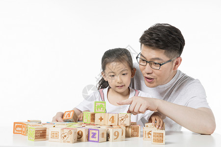 爸爸陪女儿玩积木图片
