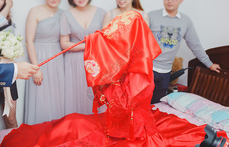 新娘红盖头揭开红头盖的中式新娘背景
