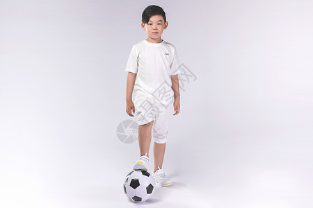 男孩子踢足球白背景高清图片素材