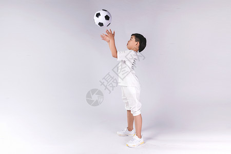 少年踢足球男孩子踢足球背景