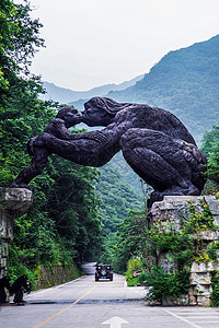 神农架官门山景区大门雕像背景图片