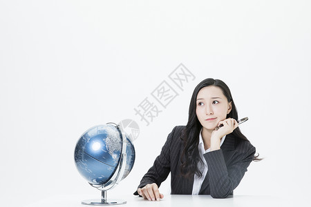 商务女性思考地球仪图片