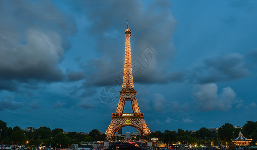 当地著名法国巴黎埃菲尔铁塔夜景背景