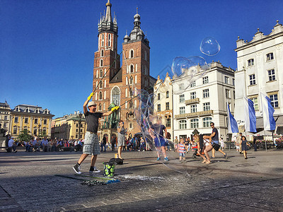 波兰克拉科夫老城广场泡泡表演高清图片