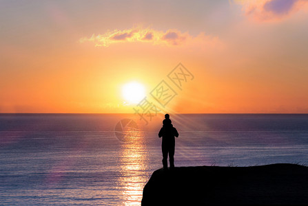 阳光下的美景夕阳下父子人物剪影设计图片