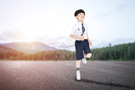 跑步的小男孩背景图片