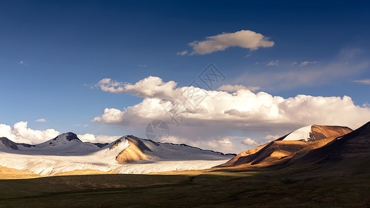 青藏线雪山背景图片