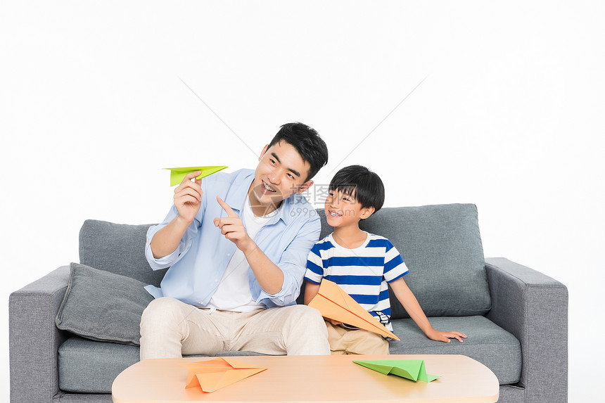 沙发上父子玩纸飞机图片