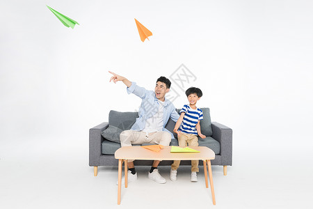 飞沙素材沙发上父子玩纸飞机背景