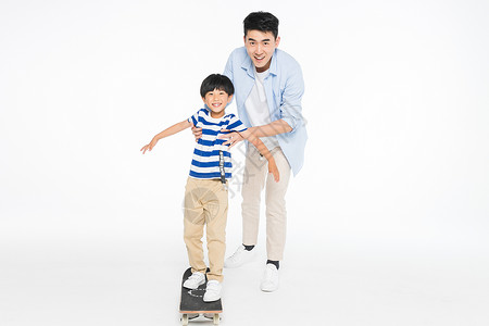 玩滑板男孩素材爸爸和儿子玩滑板背景