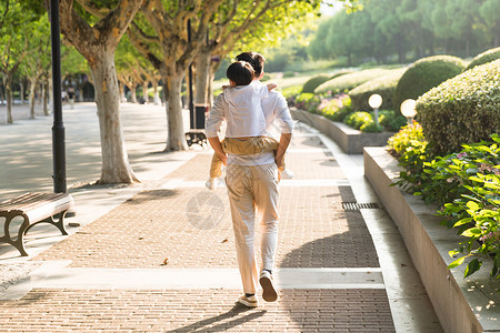 男人裸背公园里父亲背着孩子背景