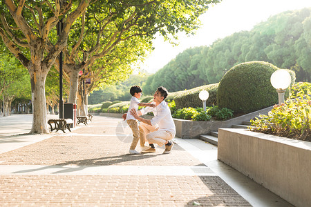 公园里孩子奔向父亲男人高清图片素材