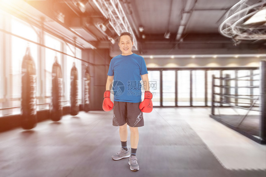 拳击运动的老年人图片