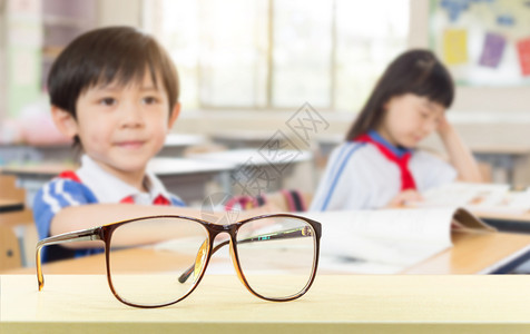 戴眼镜小男孩视力保护设计图片