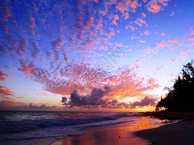北美洲巴巴多斯海边的炫丽晚霞高清图片