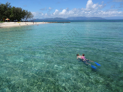 澳洲大堡礁骑着爸爸去玩水高清图片