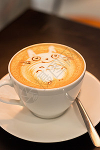 停歇龙猫一杯咖啡龙猫拉花静物图背景