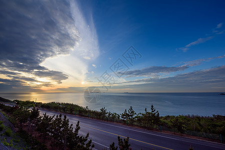 大连晚霞下的海景公路背景图片