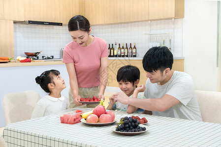 一家人用餐海报一家人厨房用餐背景