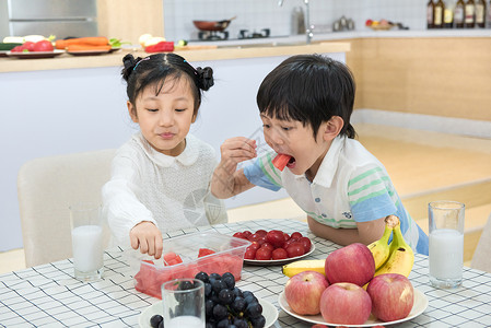 孩子在餐桌上吃水果图片