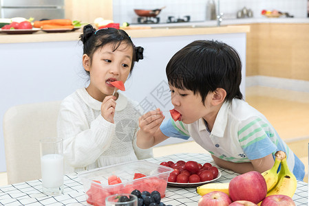 餐桌水果孩子在餐桌上吃水果背景