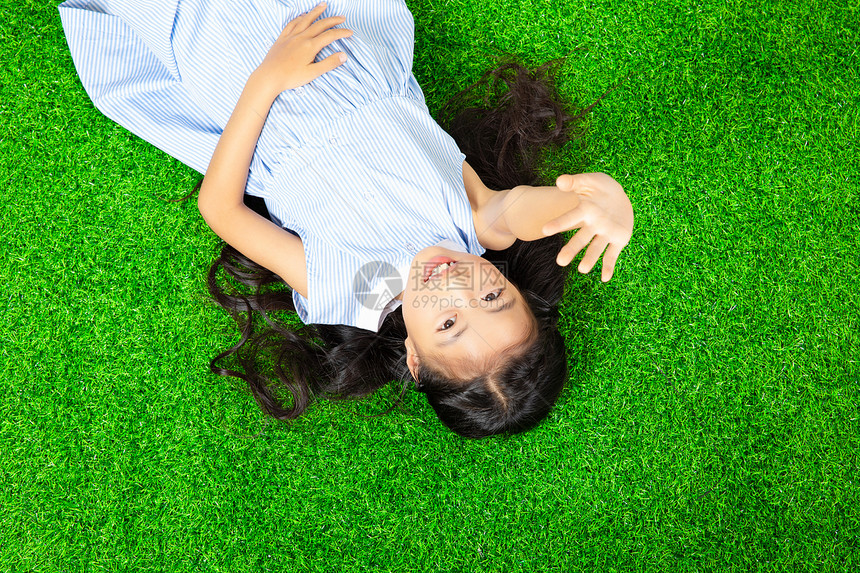躺草地的小女孩图片