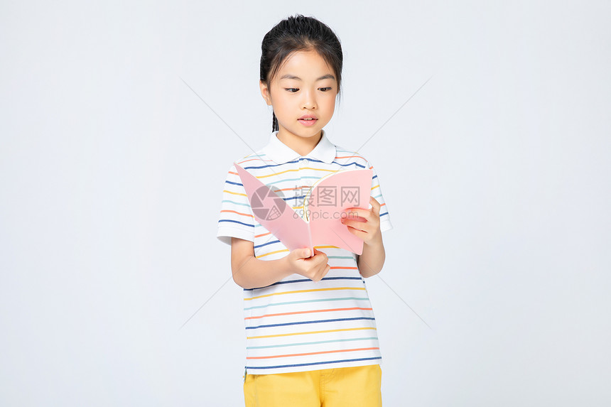 儿童教育手持书本图片