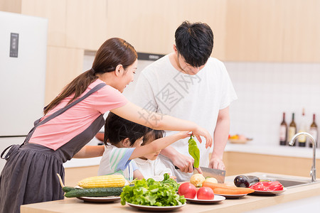 一家人厨房做菜和谐高清图片素材