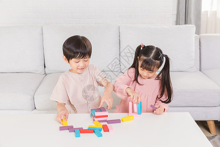 儿童玩积木背景图片