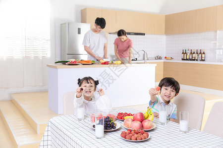 家庭生活吃水果背景图片