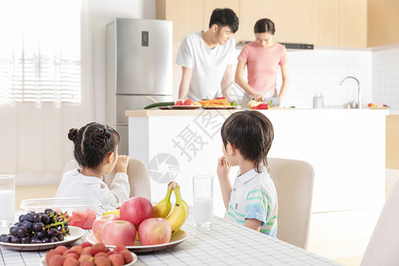 家庭生活吃水果背景图片
