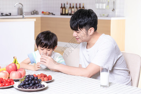 父子吃早餐家庭生活高清图片