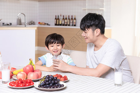 父子吃早餐家庭生活高清图片