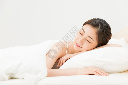 年轻女性床上睡觉图片