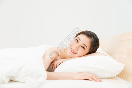 年轻女性床上休息图片