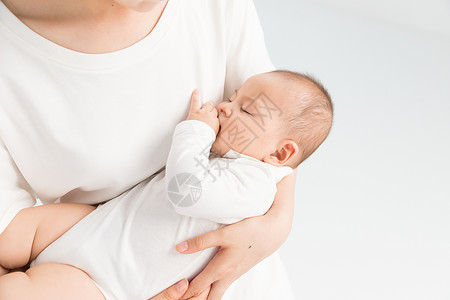 母婴妈妈抱着宝宝睡觉图片素材