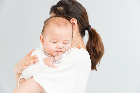 小朋友拥抱母婴妈妈抱着宝宝睡觉背景