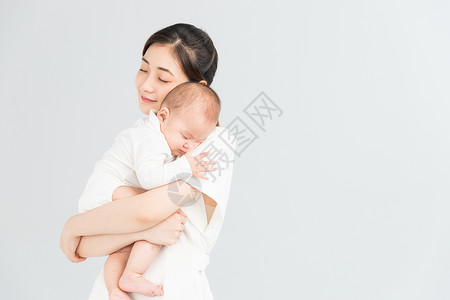 母婴妈妈抱着宝宝睡觉图片素材