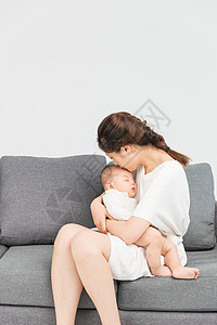 沙发上睡觉猪母婴沙发上妈妈抱着宝宝睡觉背景