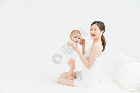 站立儿童母婴床上妈妈教宝宝站立背景