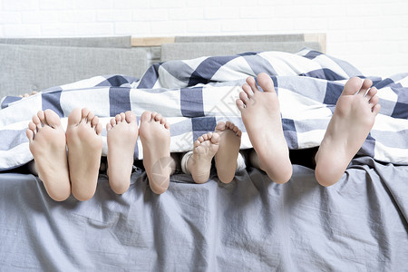 一家人睡觉的脚背景图片