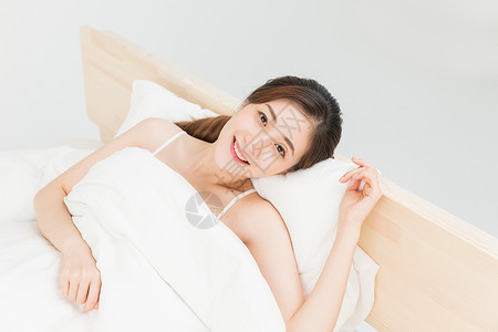 年轻女性床上休息图片