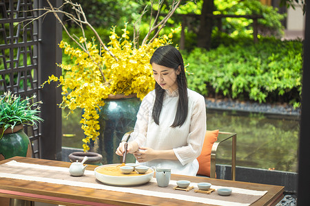 使用筷子美女使用茶刷清洁茶具背景