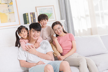 一家人幸福坐在客厅图片素材